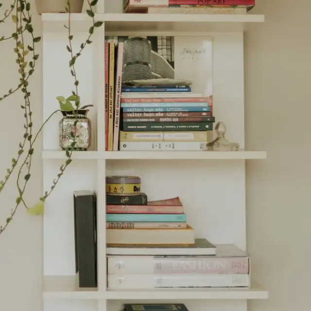 Rak Buku Putih